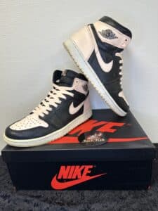 Jordan 1 - Retro High - Black Crimson Tint