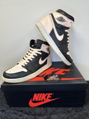 Jordan 1 - Retro High - Black Crimson Tint